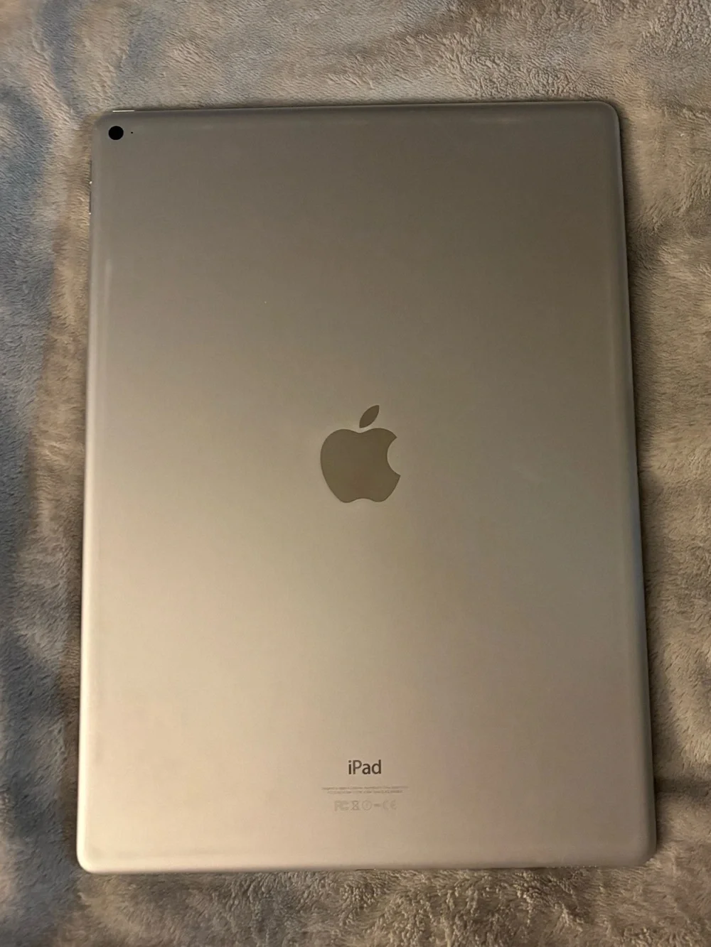 Apple iPad Pro 12.9-inch 1st Gen in Silver w/ Apple Lightning USB Cable